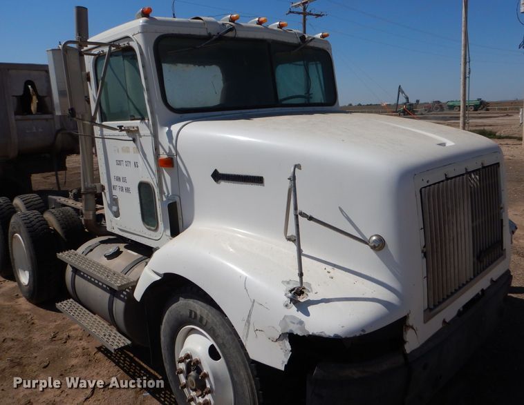 image for item LB9906 1993 International 9200  semi truck