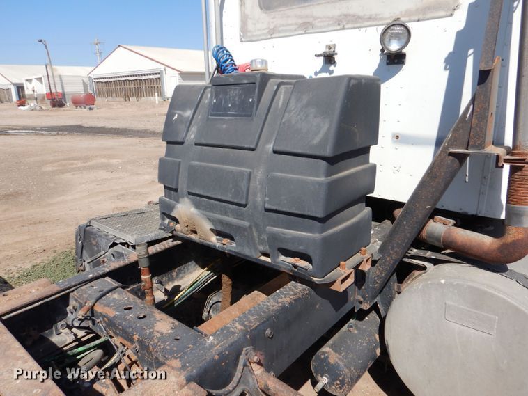 image for item LB9906 1993 International 9200  semi truck