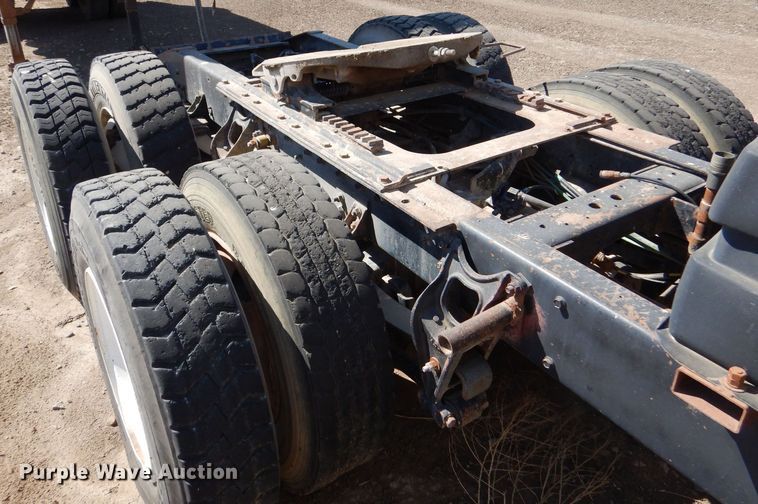 image for item LB9906 1993 International 9200  semi truck