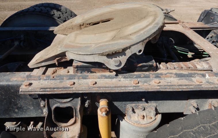 image for item LB9906 1993 International 9200  semi truck