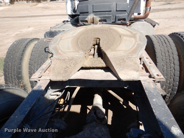 image for item LB9906 1993 International 9200  semi truck