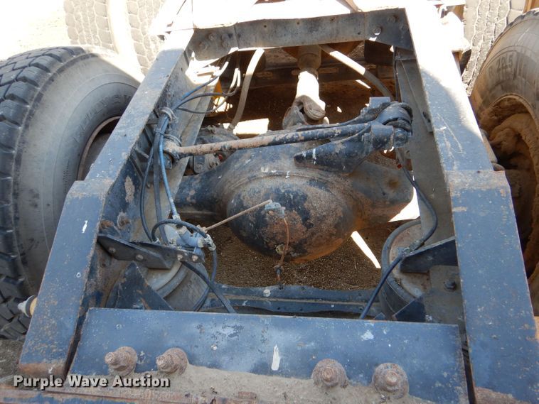 image for item LB9906 1993 International 9200  semi truck