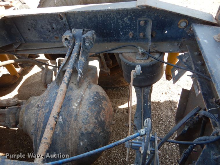 image for item LB9906 1993 International 9200  semi truck