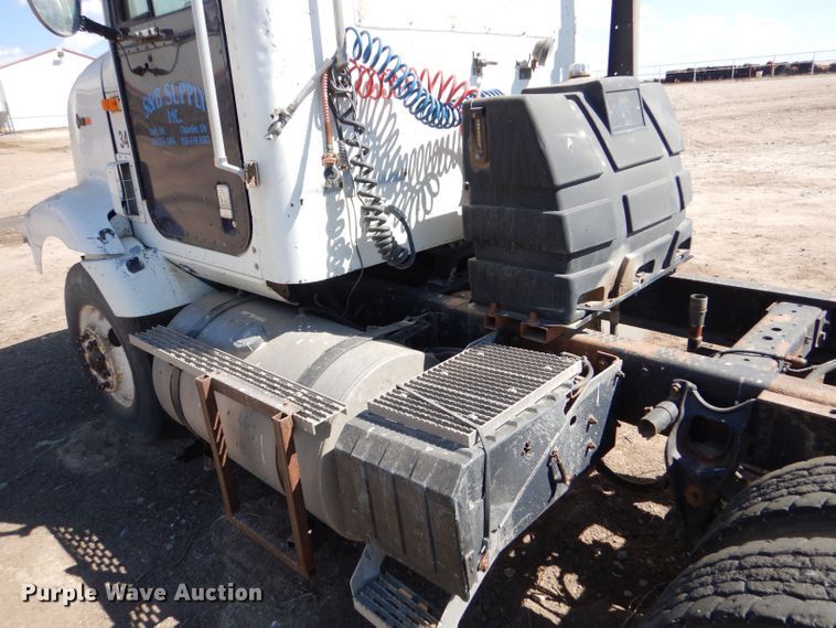 image for item LB9906 1993 International 9200  semi truck