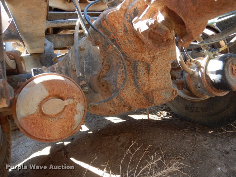 image for item LB9906 1993 International 9200  semi truck