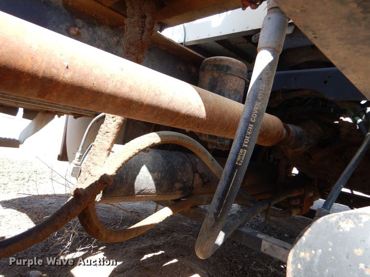 image for item LB9906 1993 International 9200  semi truck