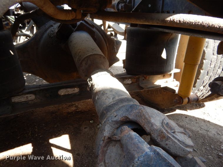 image for item LB9906 1993 International 9200  semi truck