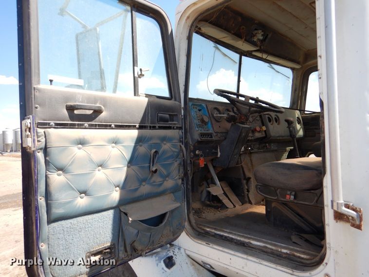 image for item LB9906 1993 International 9200  semi truck