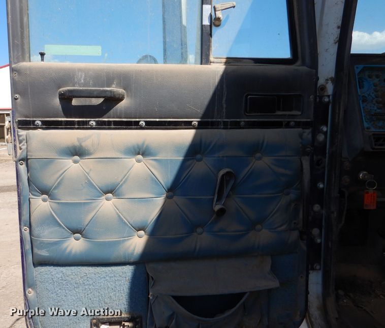 image for item LB9906 1993 International 9200  semi truck