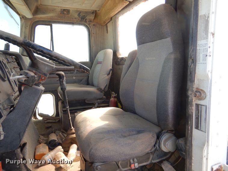 image for item LB9906 1993 International 9200  semi truck