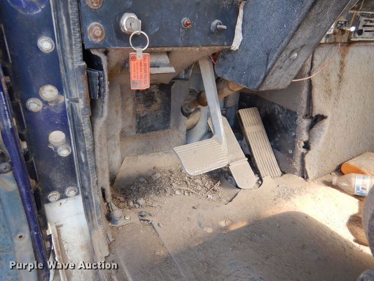 image for item LB9906 1993 International 9200  semi truck