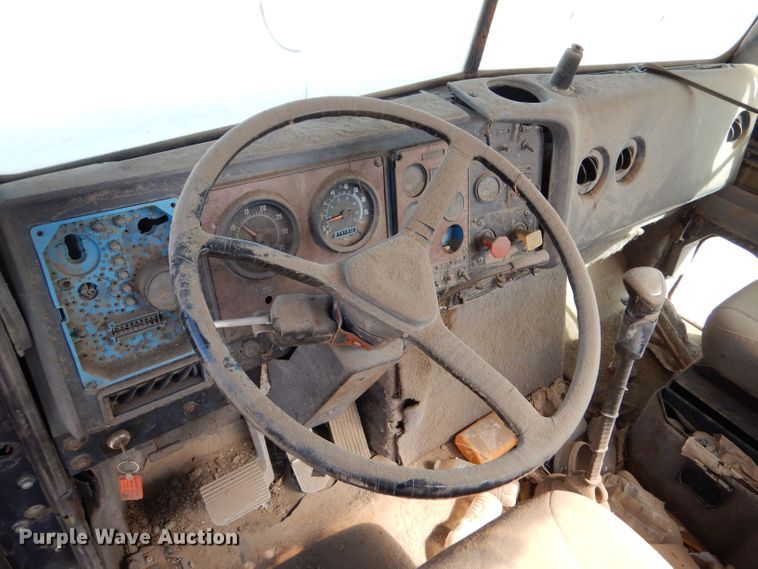 image for item LB9906 1993 International 9200  semi truck