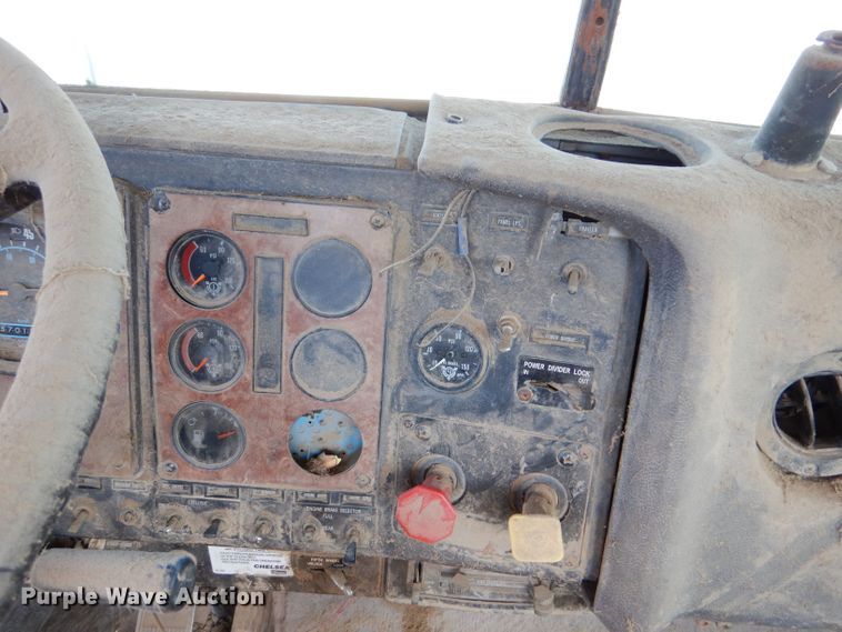 image for item LB9906 1993 International 9200  semi truck