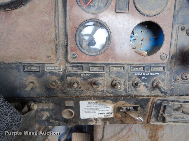 image for item LB9906 1993 International 9200  semi truck