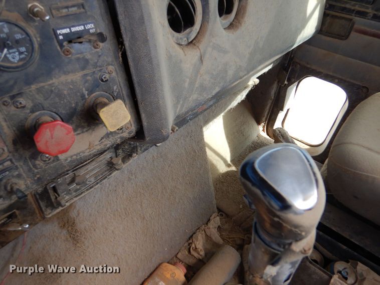 image for item LB9906 1993 International 9200  semi truck