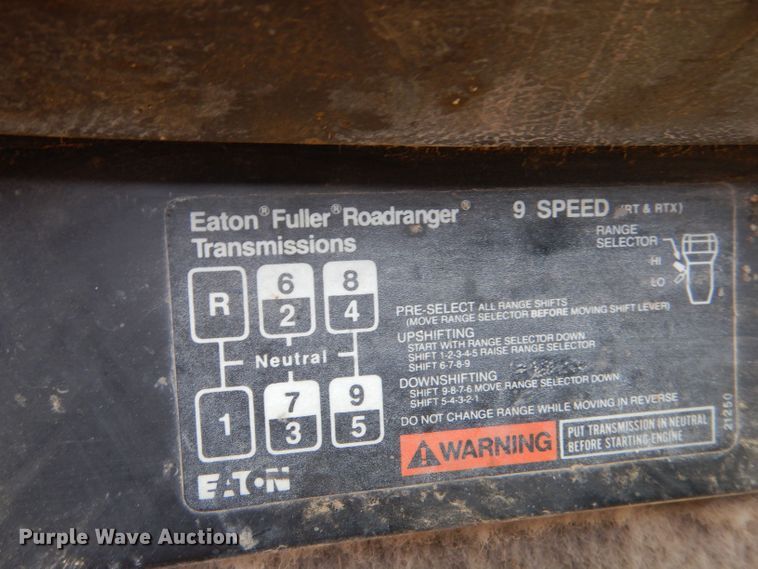 image for item LB9906 1993 International 9200  semi truck