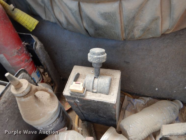 image for item LB9906 1993 International 9200  semi truck