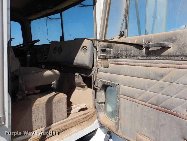 image for item LB9906 1993 International 9200  semi truck