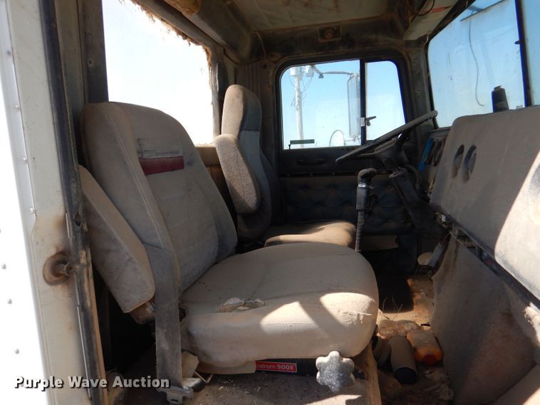 image for item LB9906 1993 International 9200  semi truck