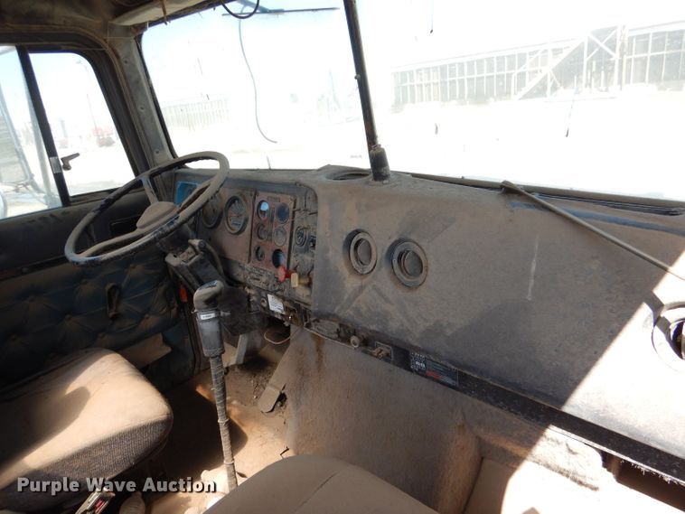 image for item LB9906 1993 International 9200  semi truck