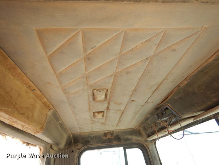 image for item LB9906 1993 International 9200  semi truck