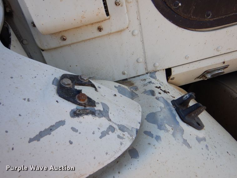 image for item LB9906 1993 International 9200  semi truck