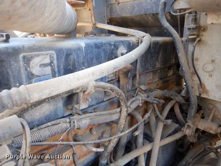 image for item LB9906 1993 International 9200  semi truck