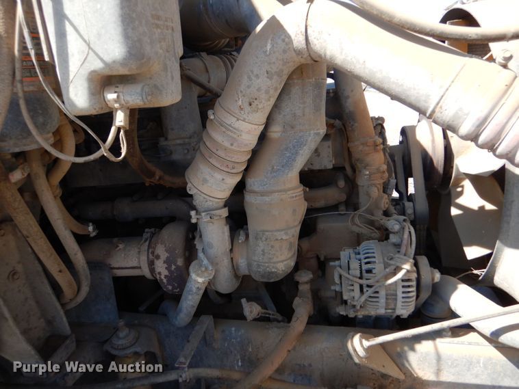 image for item LB9906 1993 International 9200  semi truck