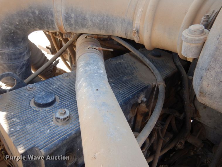 image for item LB9906 1993 International 9200  semi truck