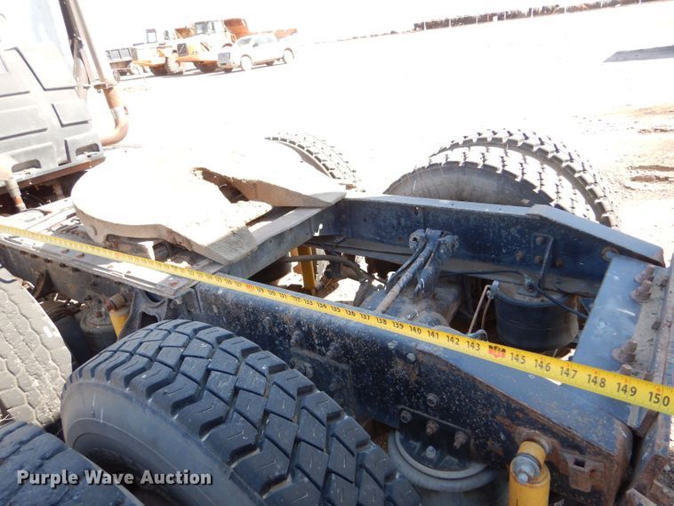 image for item LB9906 1993 International 9200  semi truck