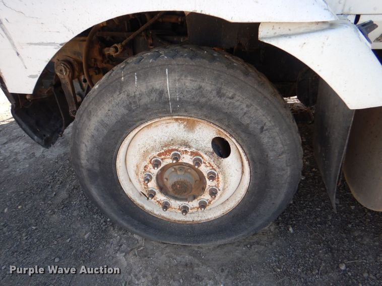 image for item LB9906 1993 International 9200  semi truck