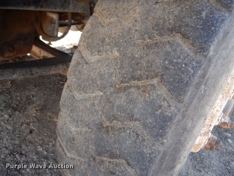 image for item LB9906 1993 International 9200  semi truck