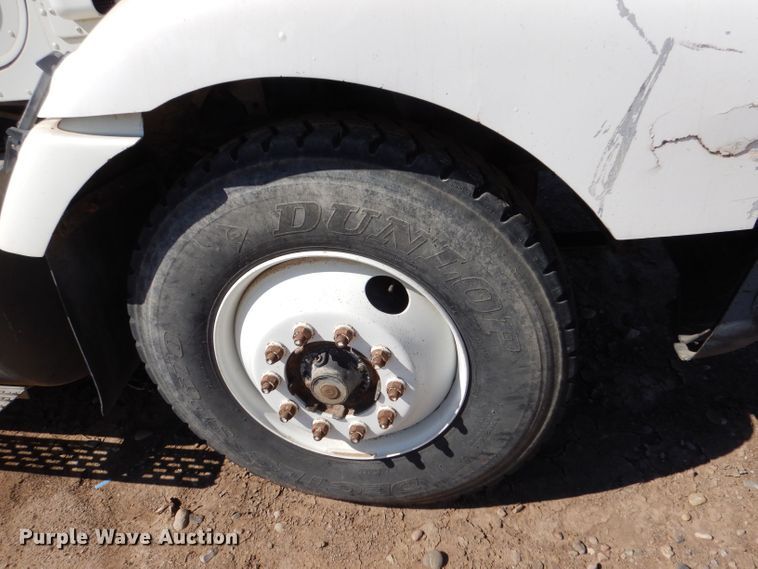 image for item LB9906 1993 International 9200  semi truck