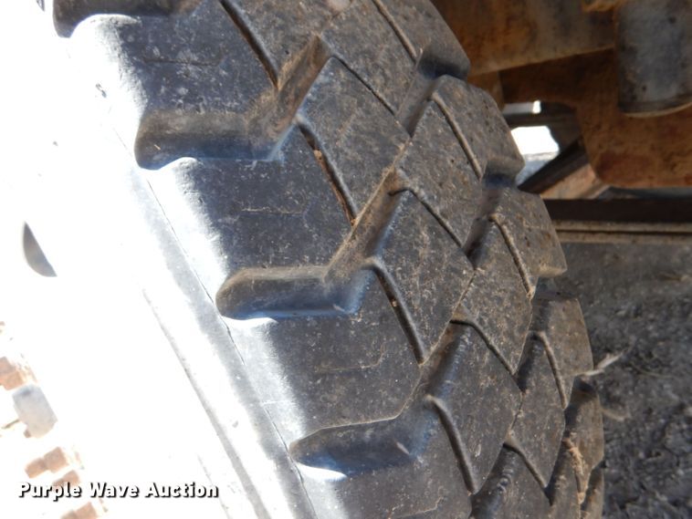 image for item LB9906 1993 International 9200  semi truck