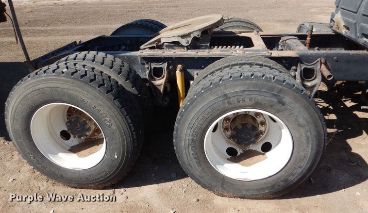 image for item LB9906 1993 International 9200  semi truck