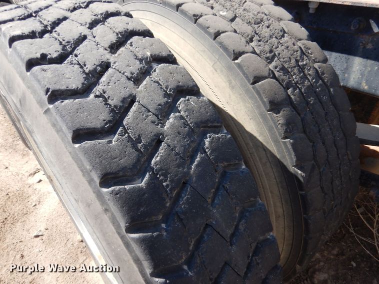 image for item LB9906 1993 International 9200  semi truck