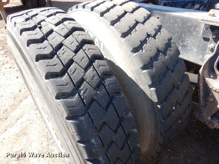 image for item LB9906 1993 International 9200  semi truck