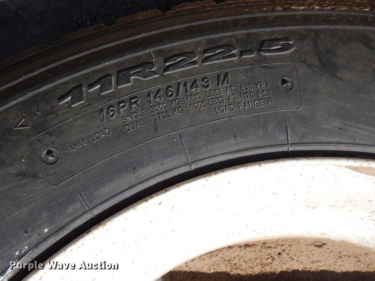 image for item LB9906 1993 International 9200  semi truck