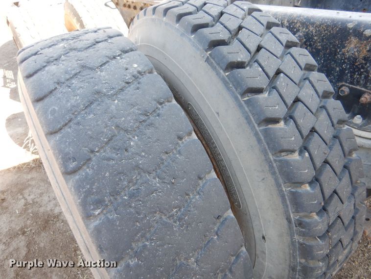 image for item LB9906 1993 International 9200  semi truck