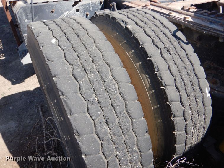 image for item LB9906 1993 International 9200  semi truck