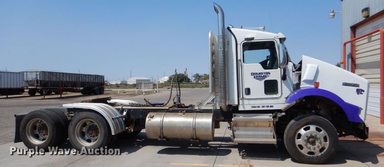 image for item LB9955 2015 Kenworth T800  semi truck