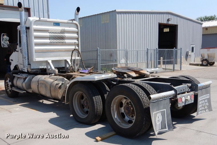 image for item LB9955 2015 Kenworth T800  semi truck