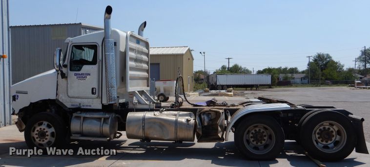 image for item LB9955 2015 Kenworth T800  semi truck