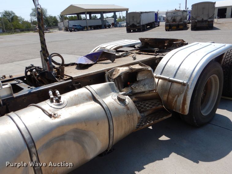 image for item LB9955 2015 Kenworth T800  semi truck