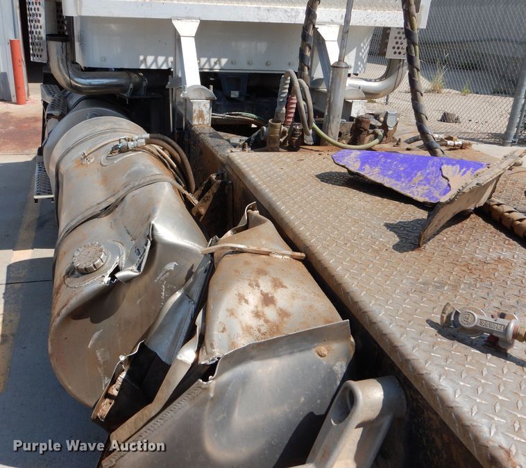 image for item LB9955 2015 Kenworth T800  semi truck