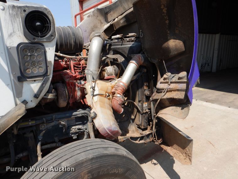 image for item LB9955 2015 Kenworth T800  semi truck