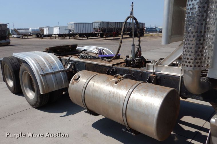 image for item LB9955 2015 Kenworth T800  semi truck