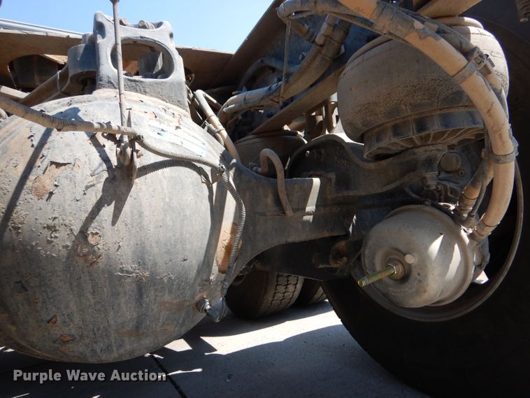 image for item LB9955 2015 Kenworth T800  semi truck