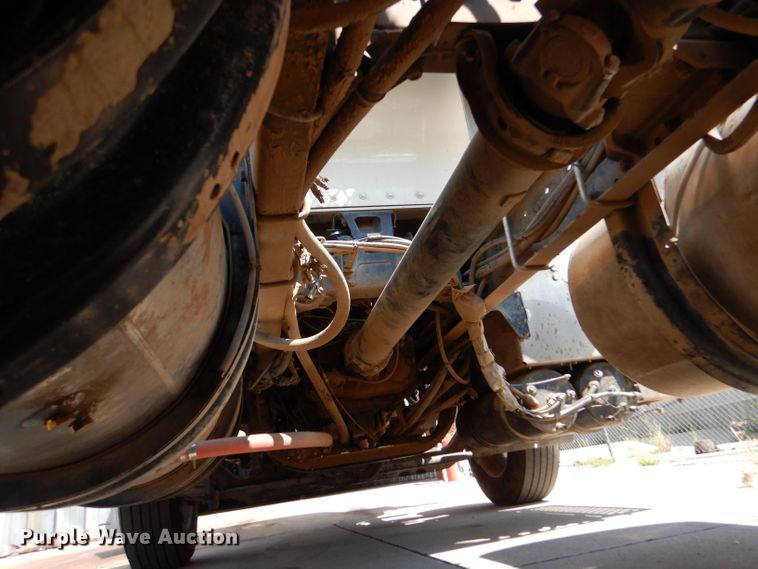 image for item LB9955 2015 Kenworth T800  semi truck