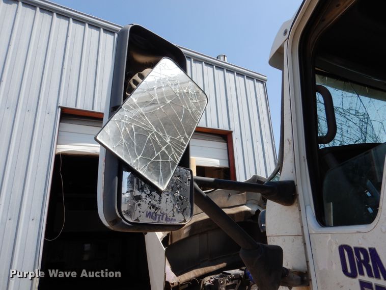 image for item LB9955 2015 Kenworth T800  semi truck